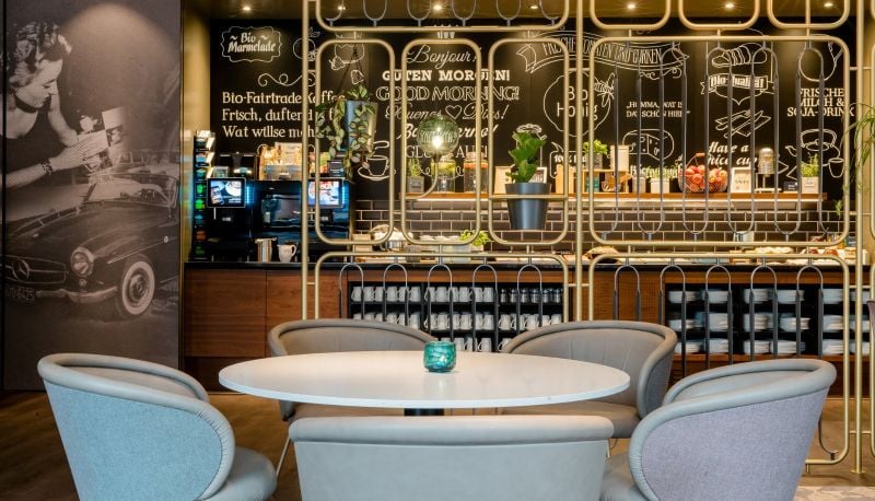 Hotel Motel One Essen, at the table