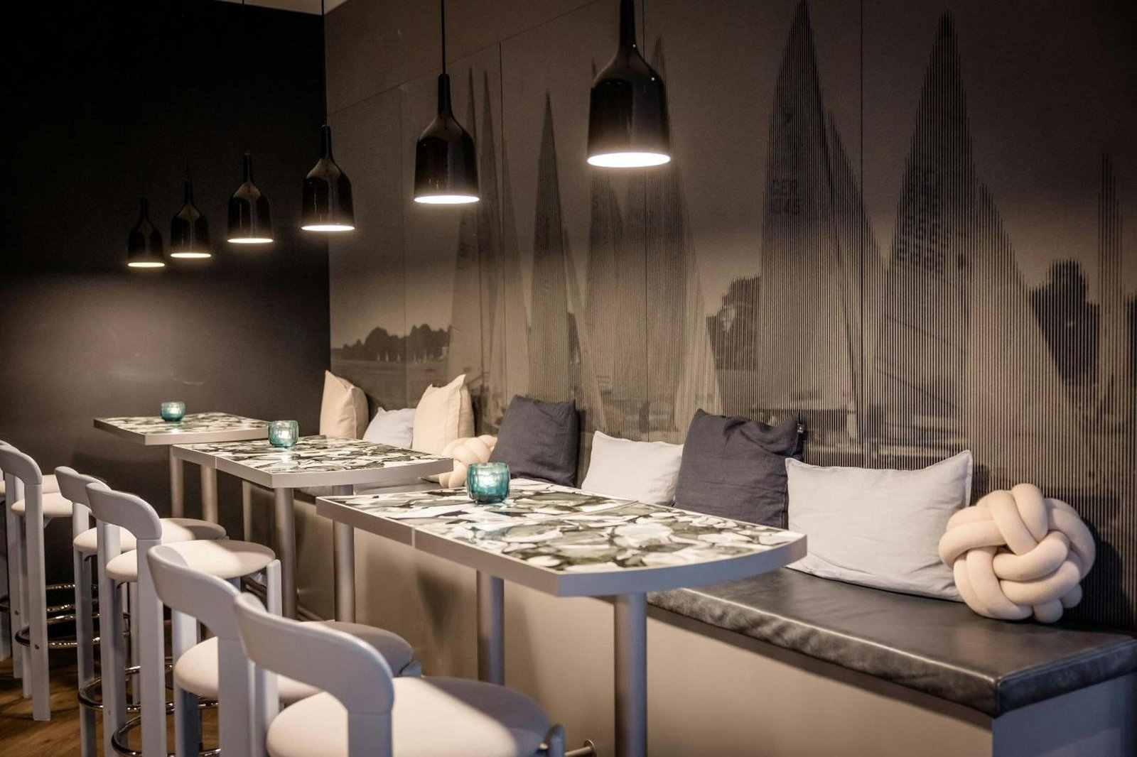 Hotel Motel One Hamburg-Alster, at the table