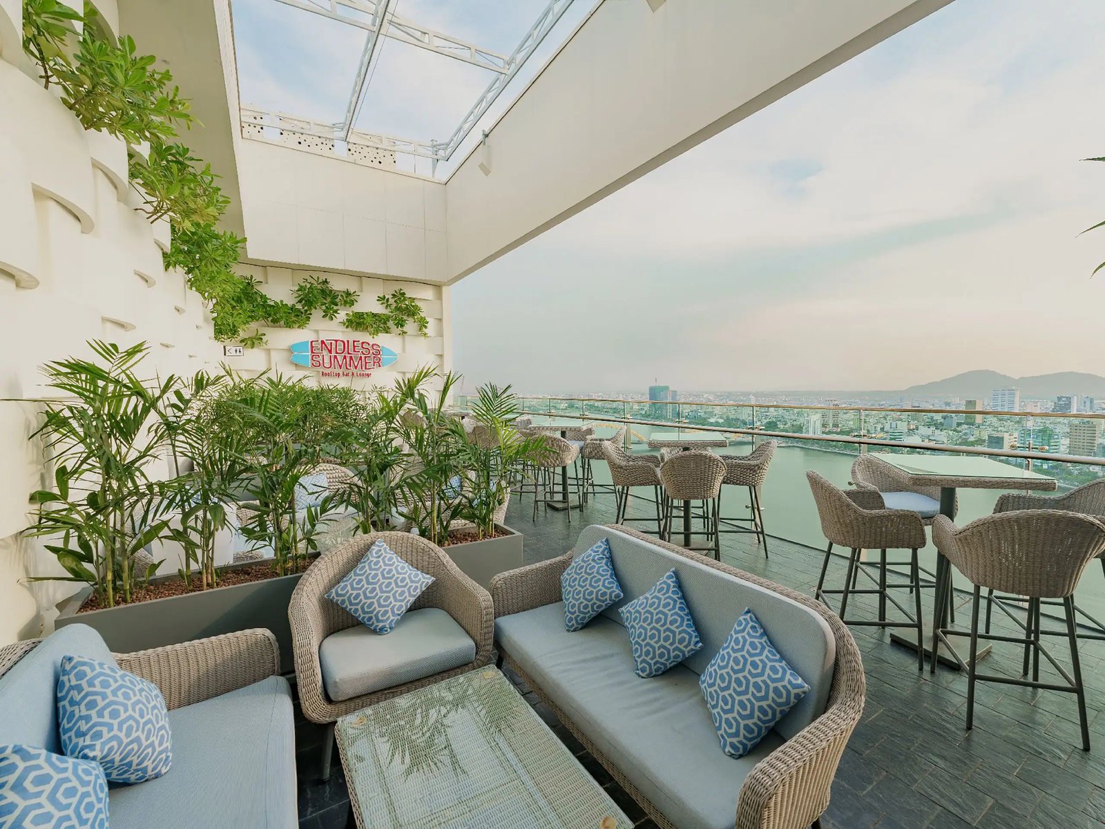Wink Danang Riverside, endless summer rooftop pool + bar