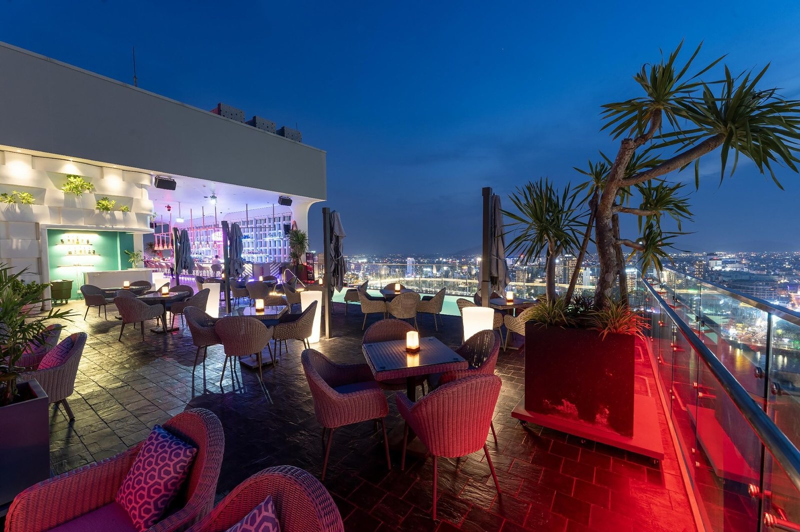 Wink Danang Riverside, endless summer rooftop pool + bar