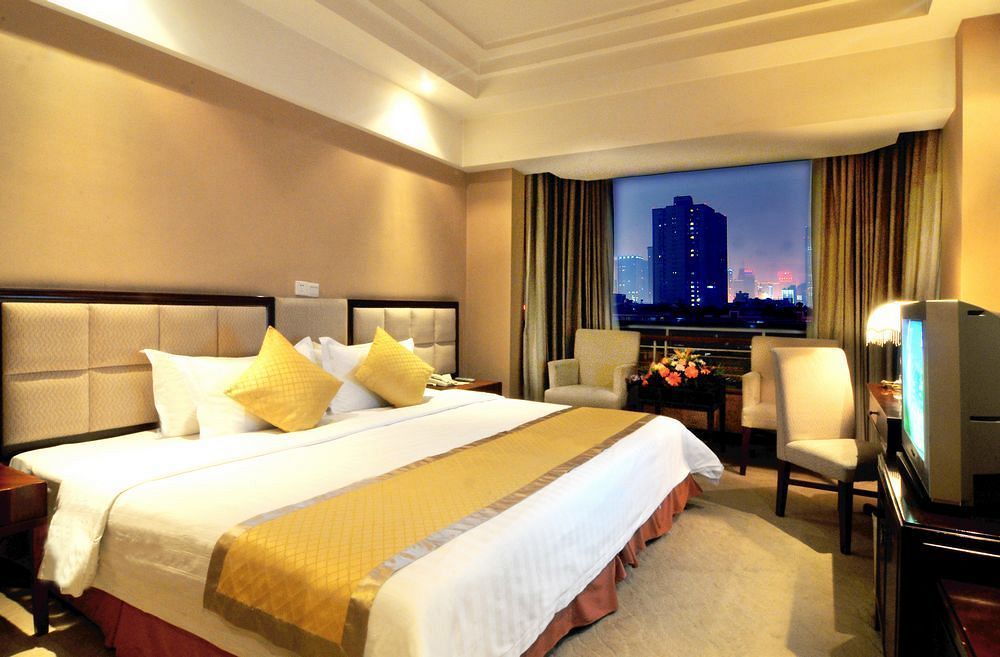 Riverside Fairmont Hotel — rooms