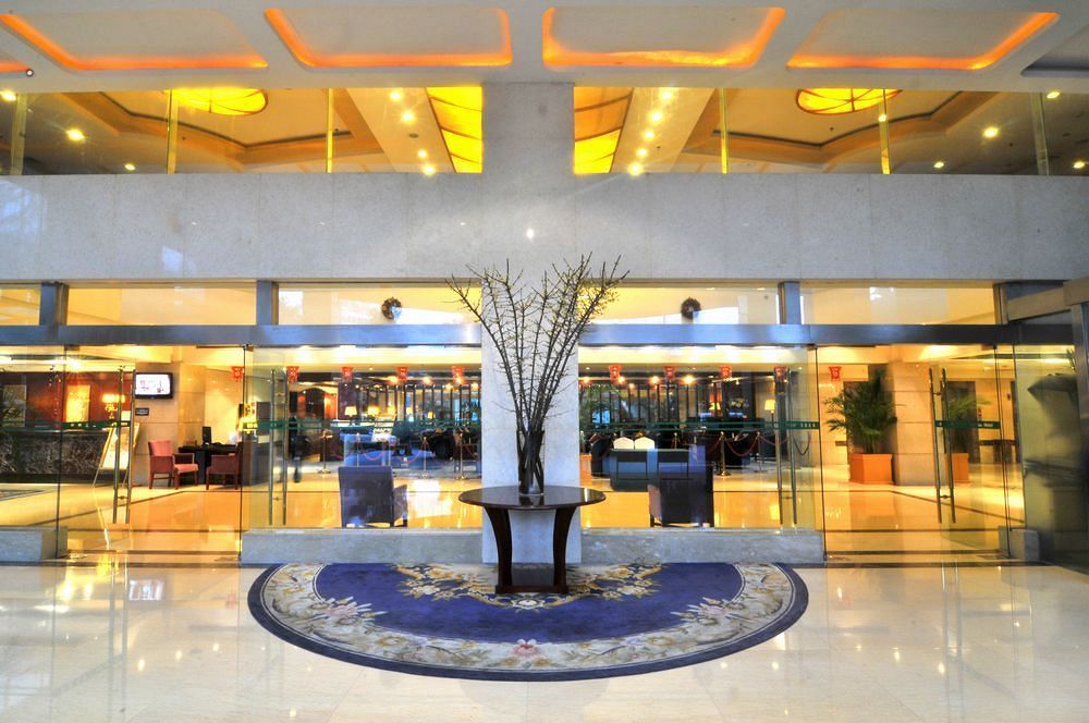 Riverside Fairmont Hotel — vibe