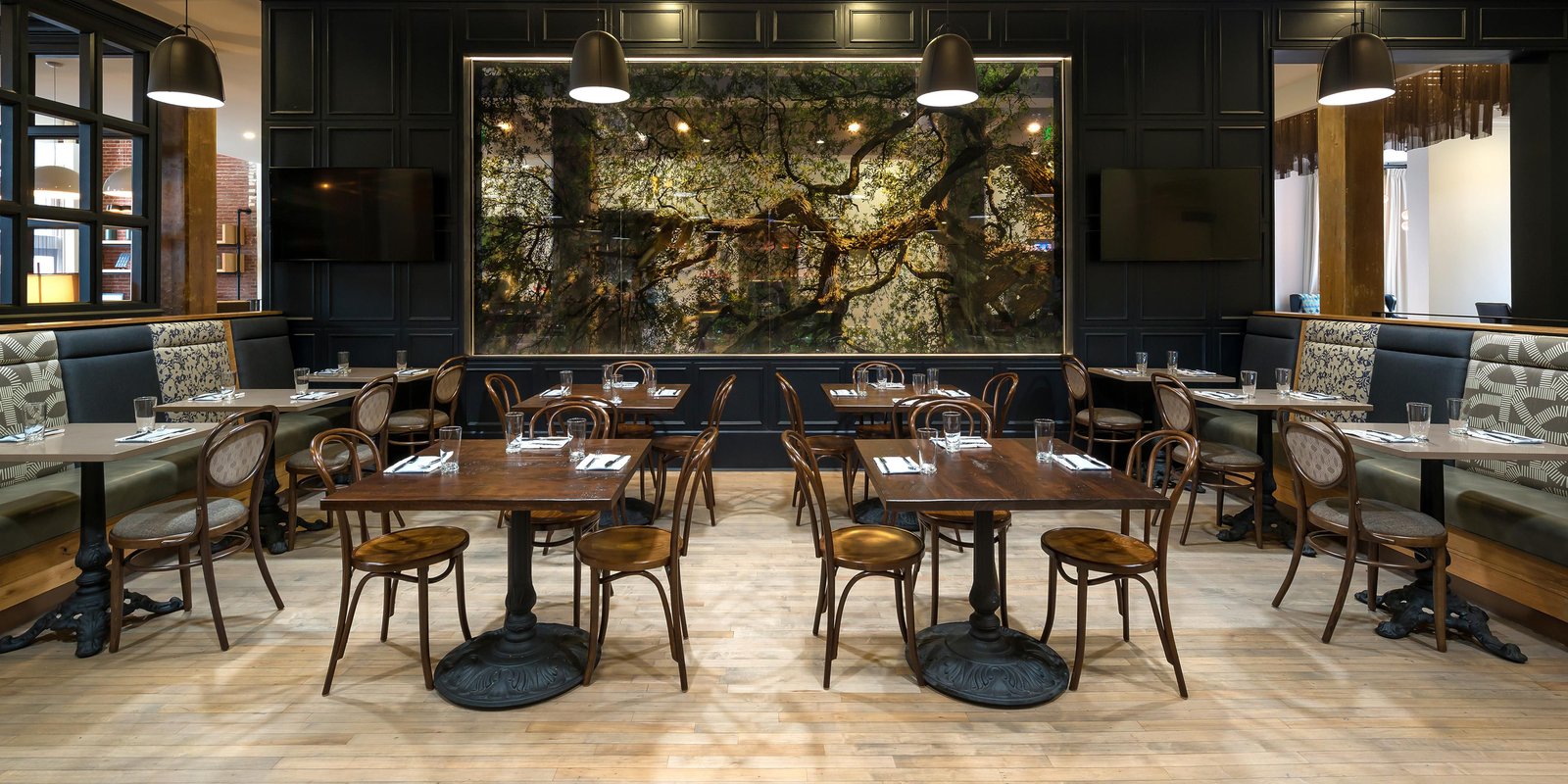 Hotel Indigo Savannah Historic District by IHG, five oaks taproom