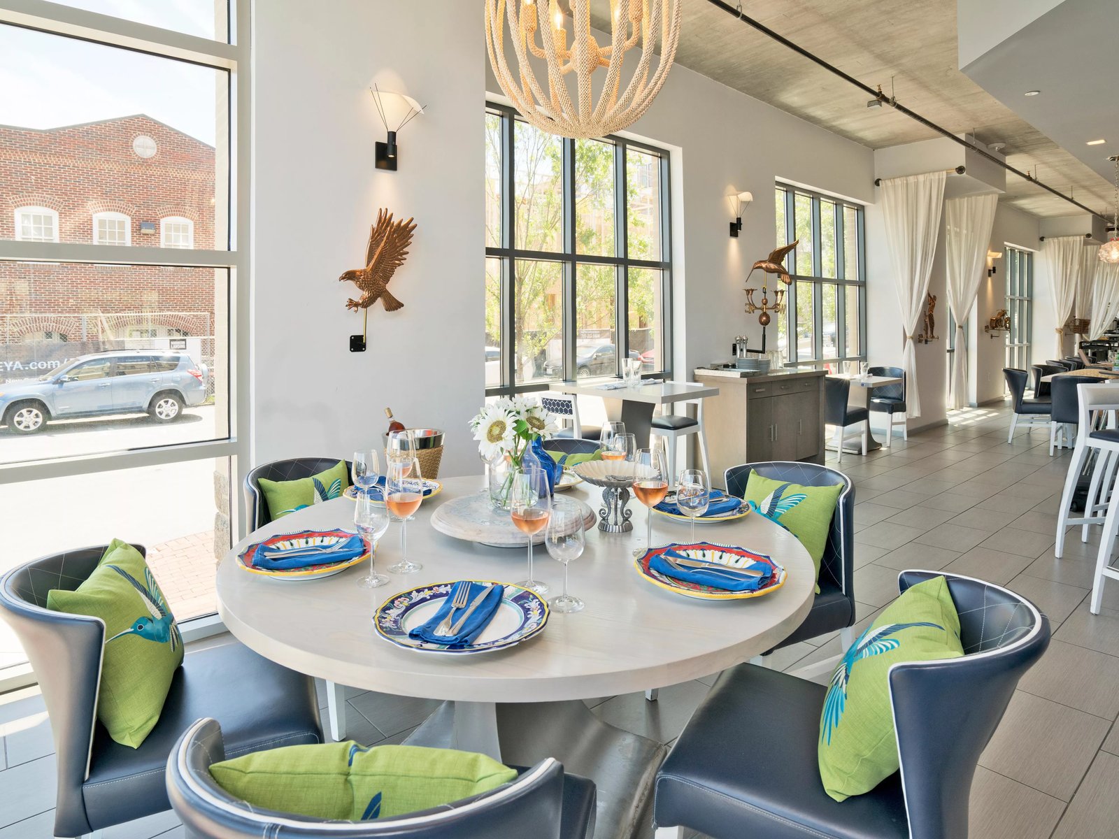 Hotel Indigo Old Town Alexandria by IHG, hummingbird bar and kitchen