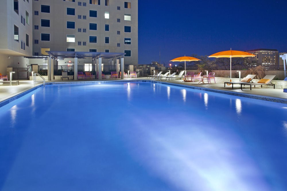 Hotel Indigo Austin Downtown - University by IHG, the pool