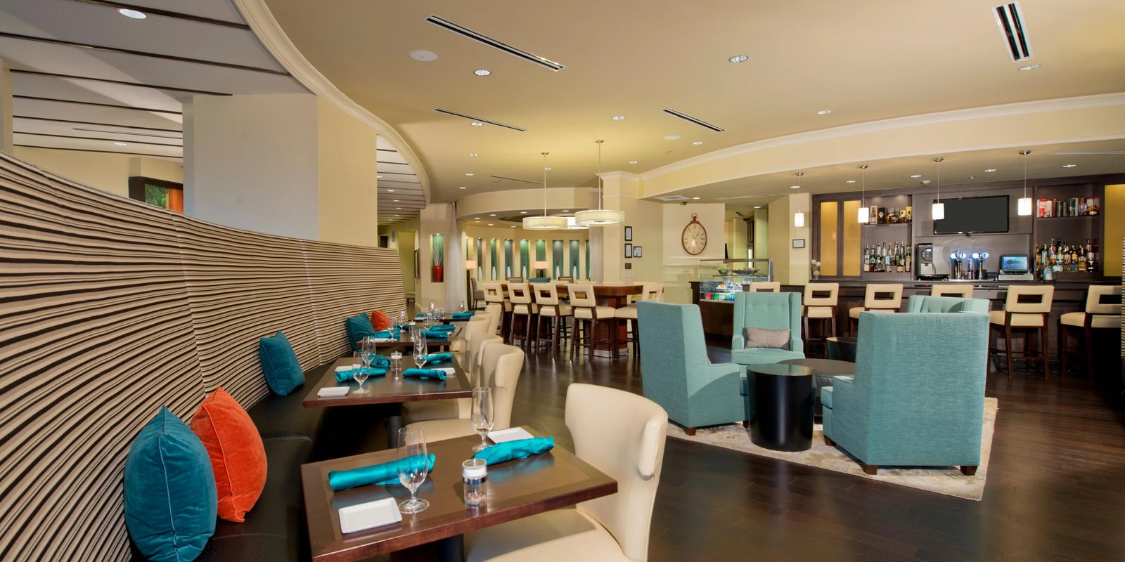 Hotel Indigo Atlanta Airport - College Park by IHG, harvard & main bistro & bar