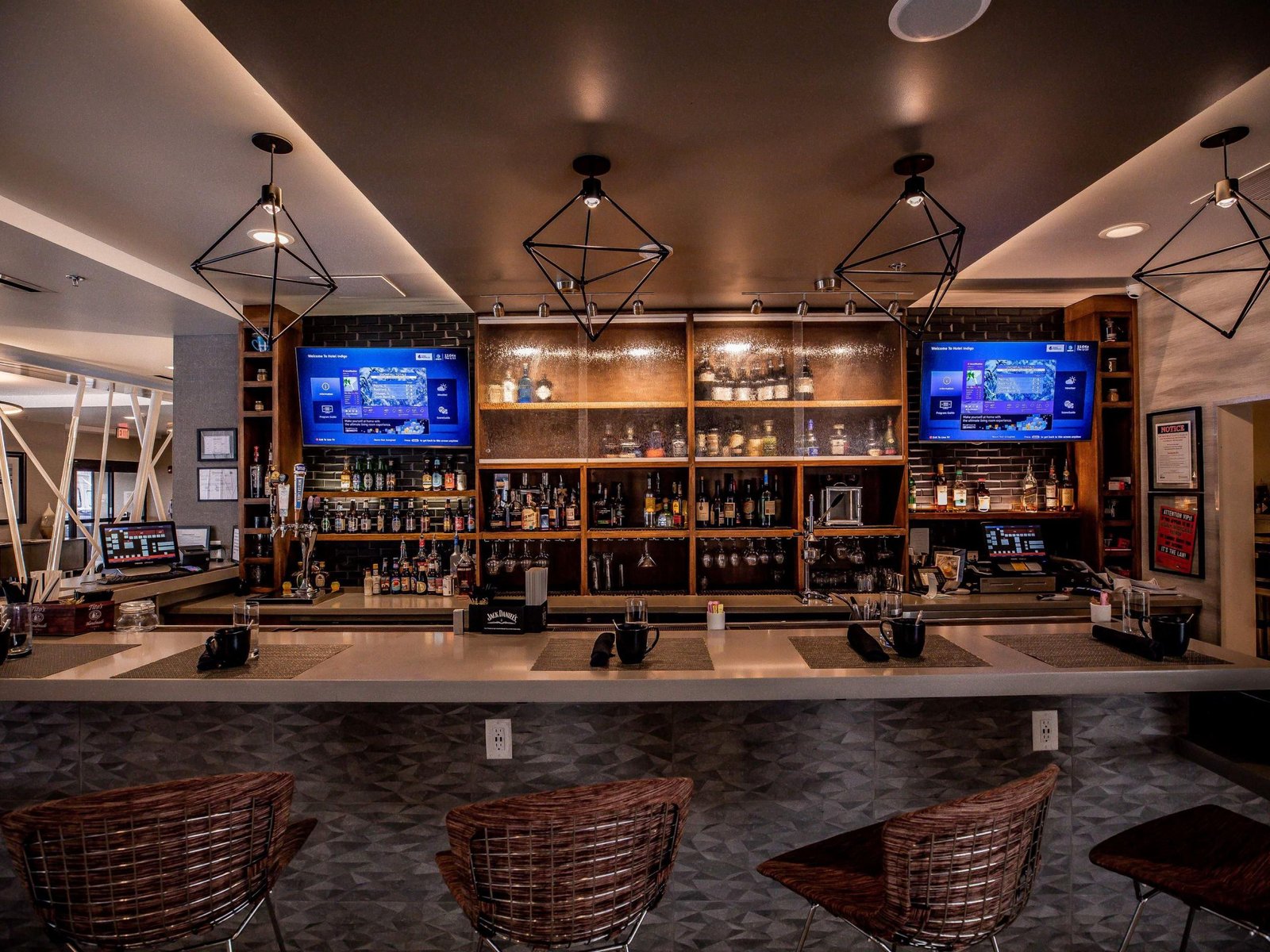 Hotel Indigo Harrisburg – Hershey by IHG, riverrun restaurant & social lounge