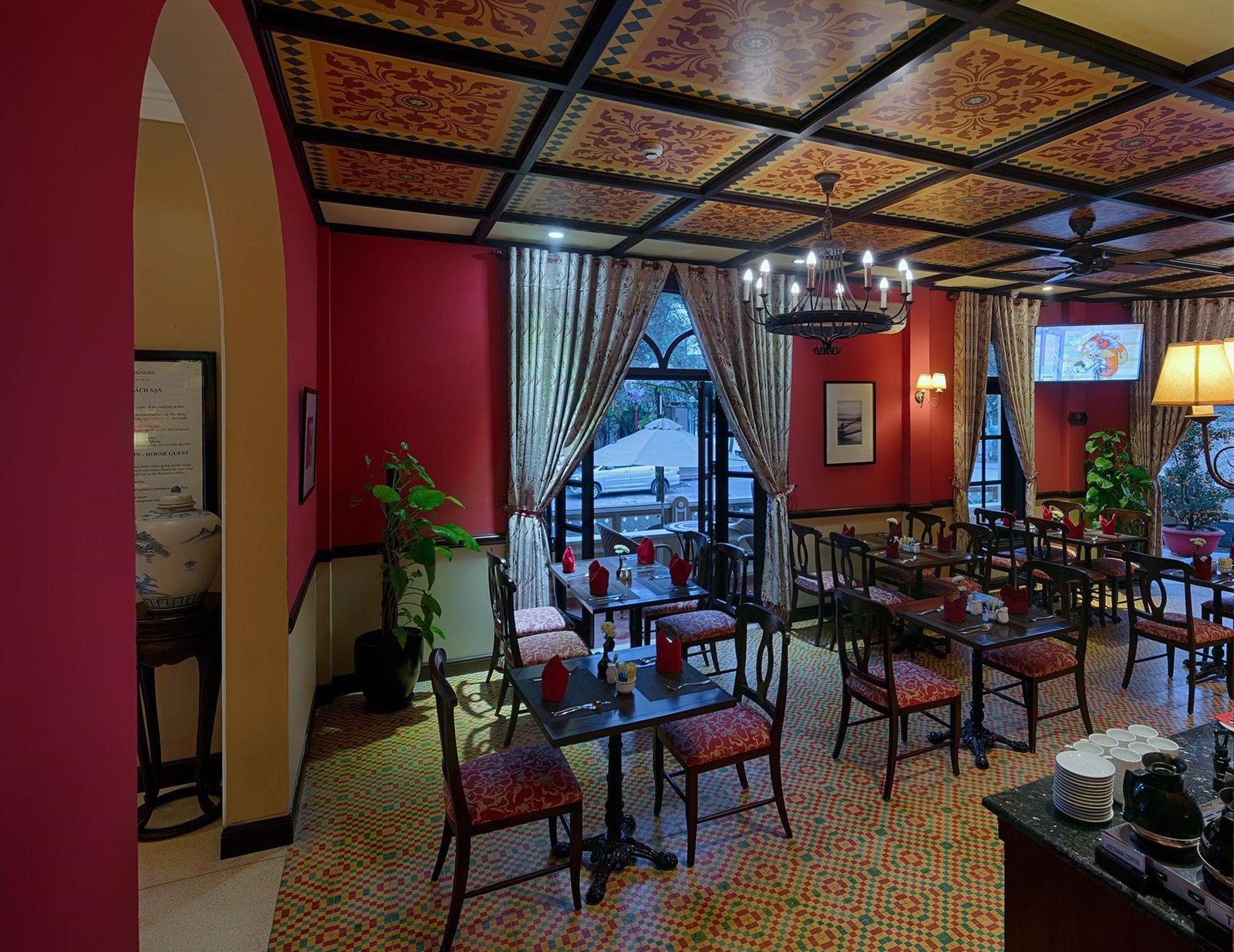 Little Residence, at the table
