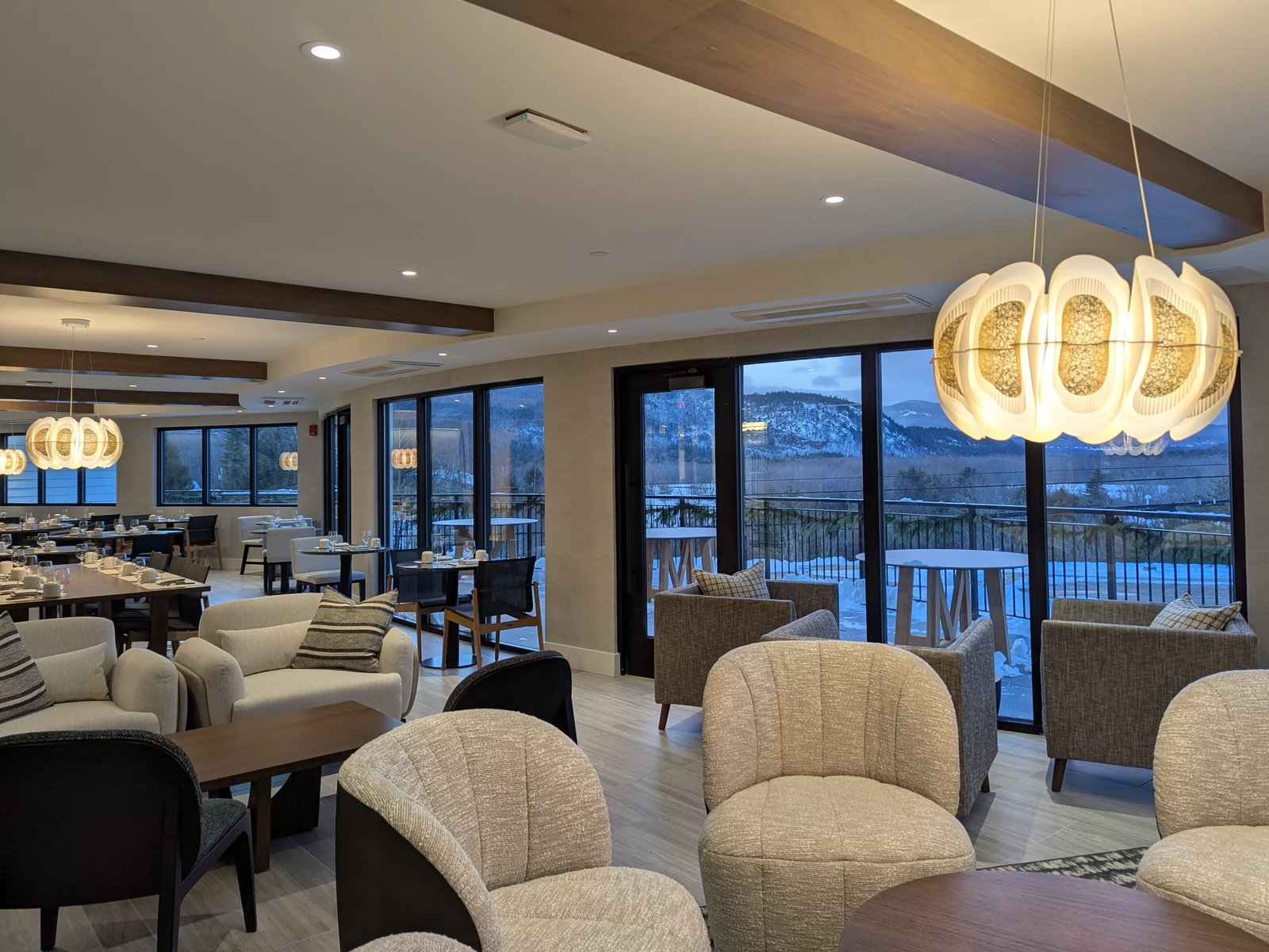Hotel Indigo North Conway by IHG, the viewpoint rooftop eatery & bar