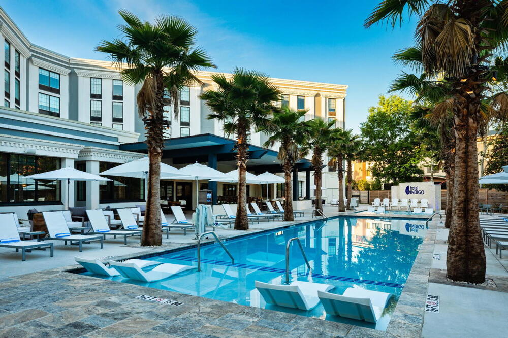 Hotel Indigo Mount Pleasant by IHG, the pool