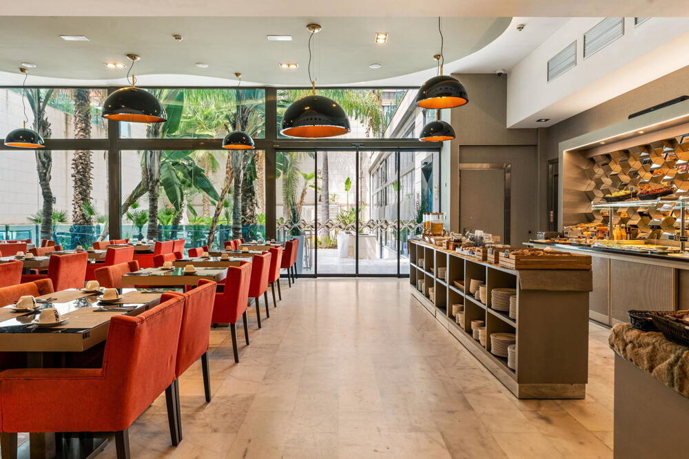 Hotel Indigo Barcelona - Plaza Catalunya by IHG, at the table