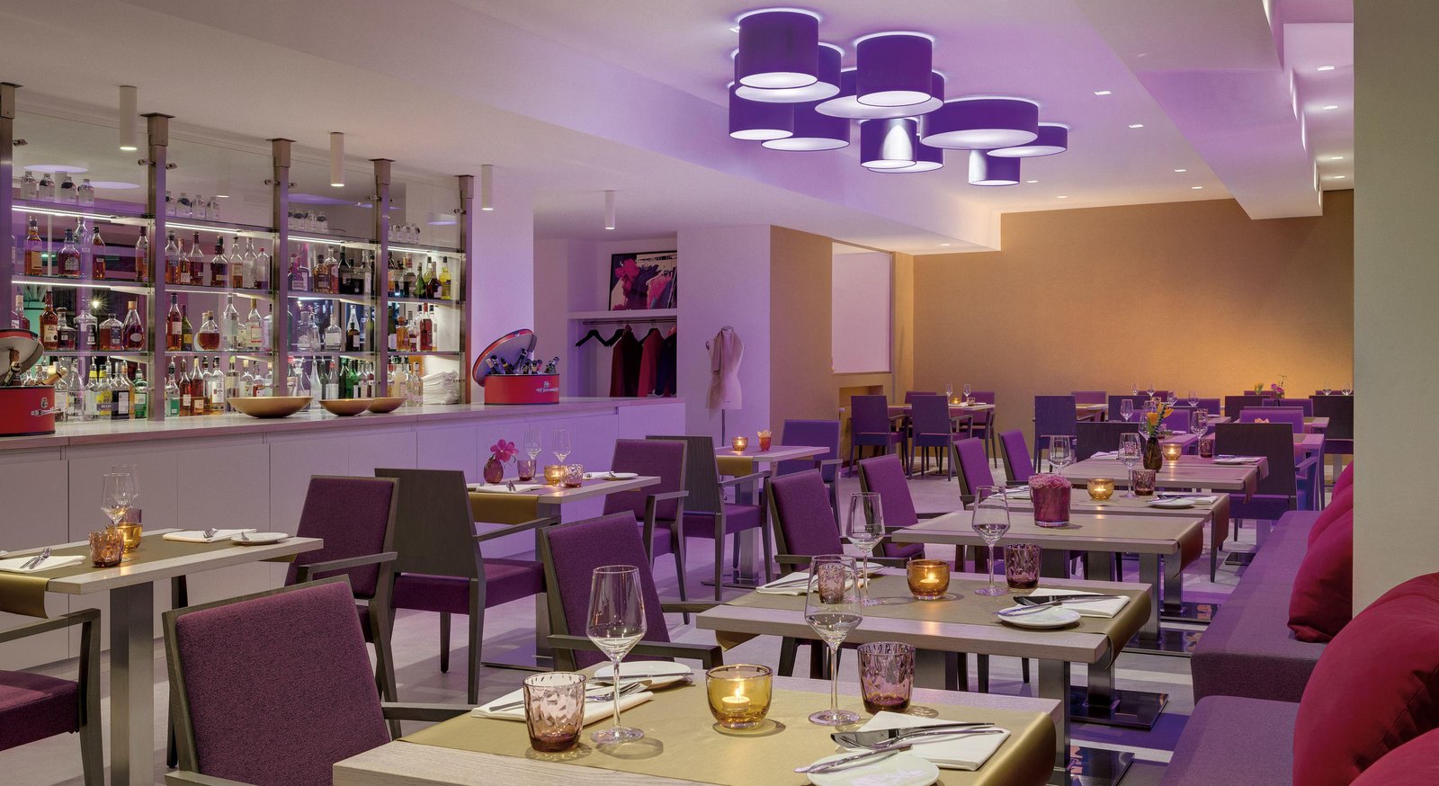 Hotel Indigo Duesseldorf - Victoriaplatz, [a]dress kitchen & bar