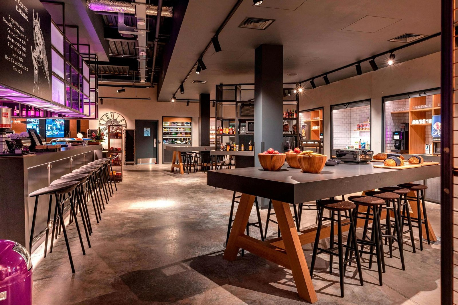 Moxy London Heathrow Airport, bar moxy