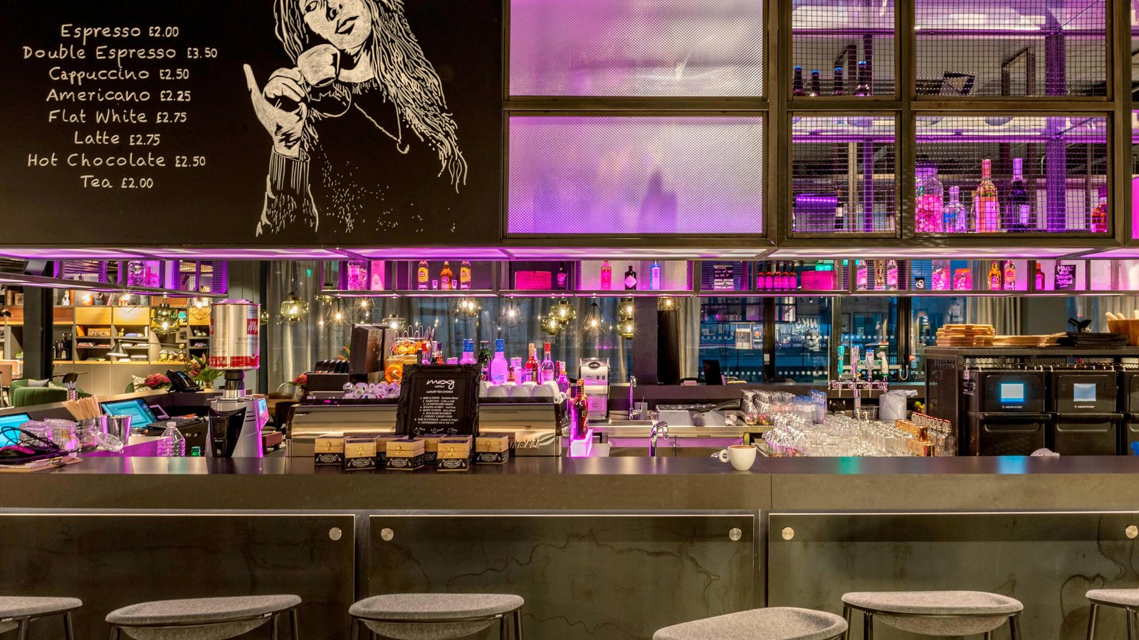 Moxy London Heathrow Airport, bar moxy
