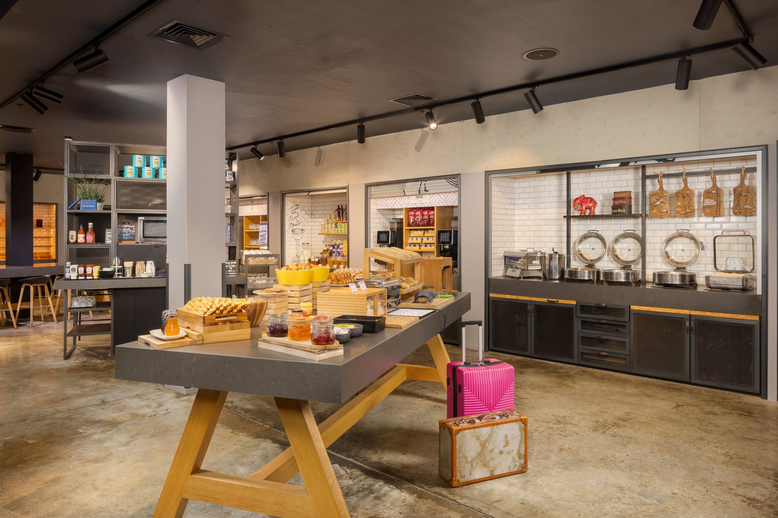 Moxy London Heathrow Airport, bar moxy