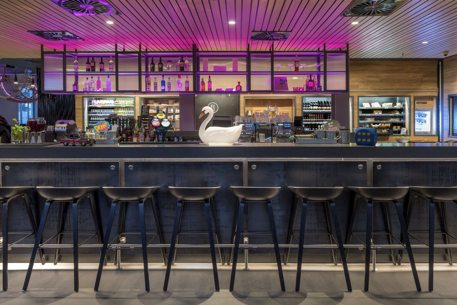 Moxy Edinburgh Airport, bar moxy