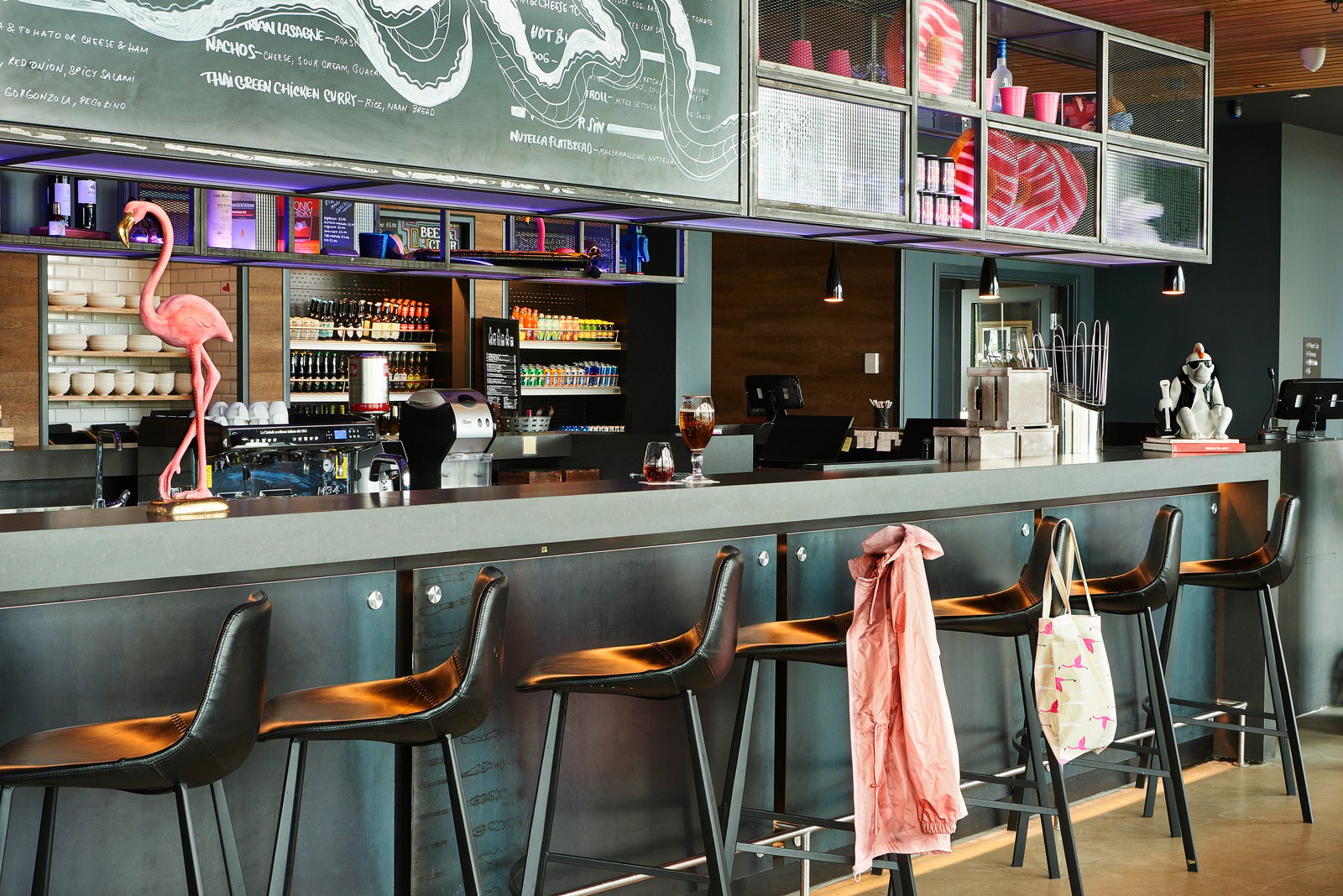 Moxy Edinburgh Airport, bar moxy