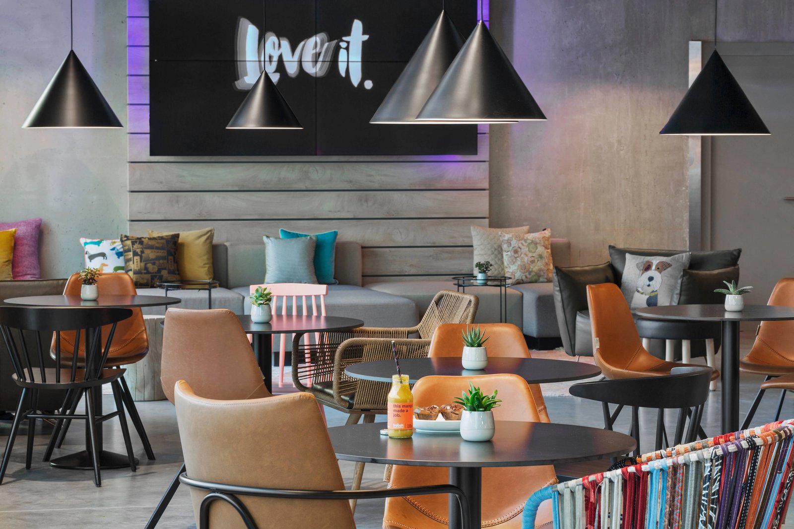 Moxy Munich Ostbahnhof, breakfast bar