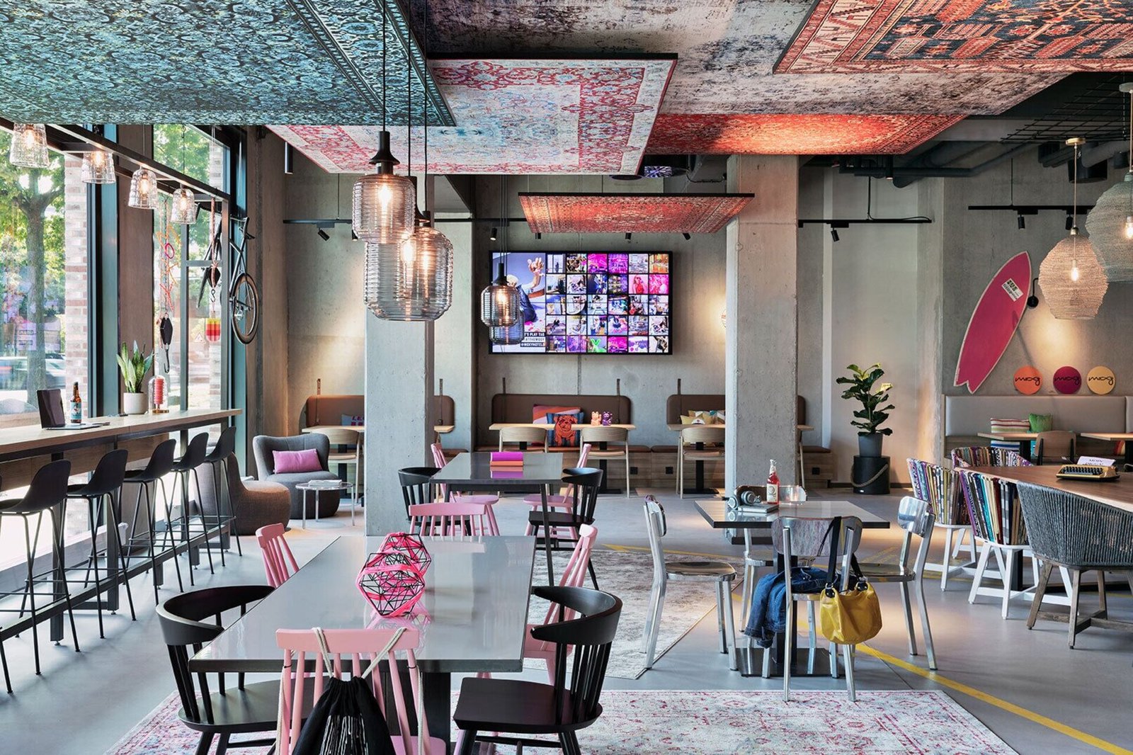 Moxy Hamburg City, at the table