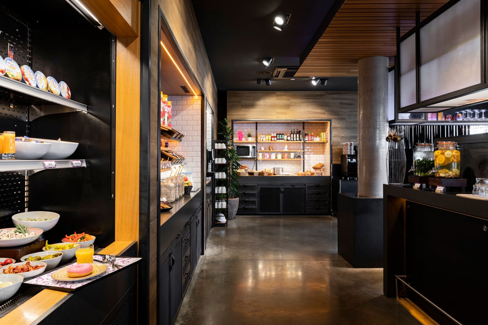 Moxy Ludwigshafen, at the table