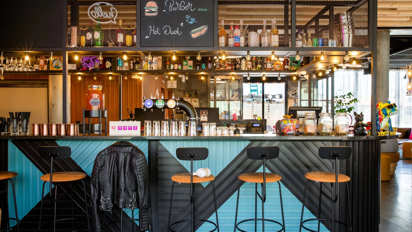 Moxy Bordeaux, at the table