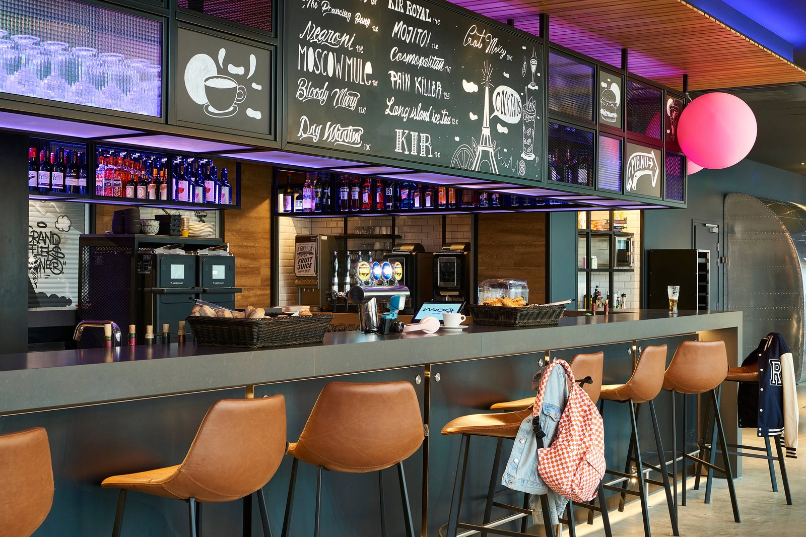 Moxy Paris Charles de Gaulle Airport, moxy bar