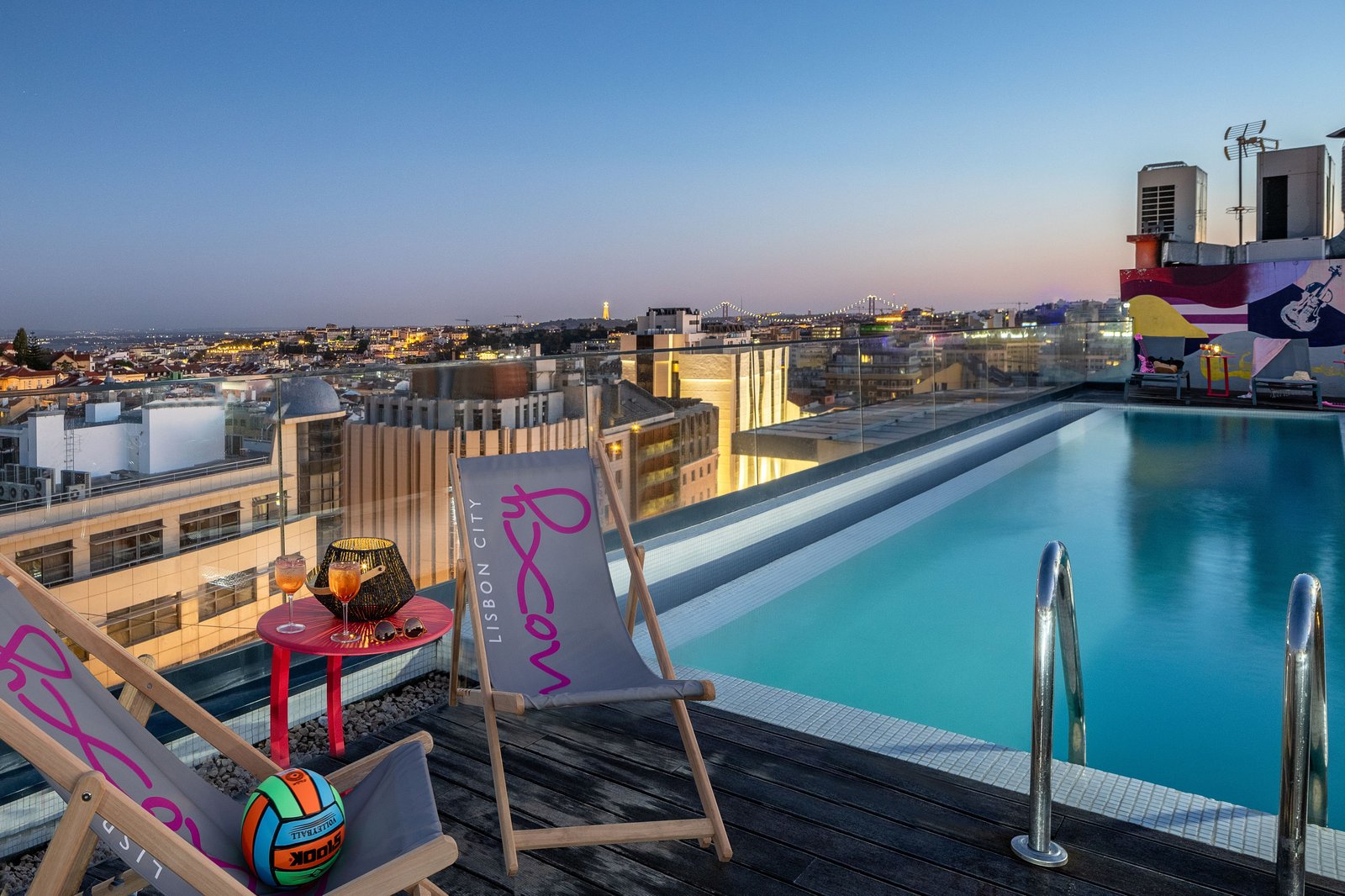 Moxy Lisbon City, the pool