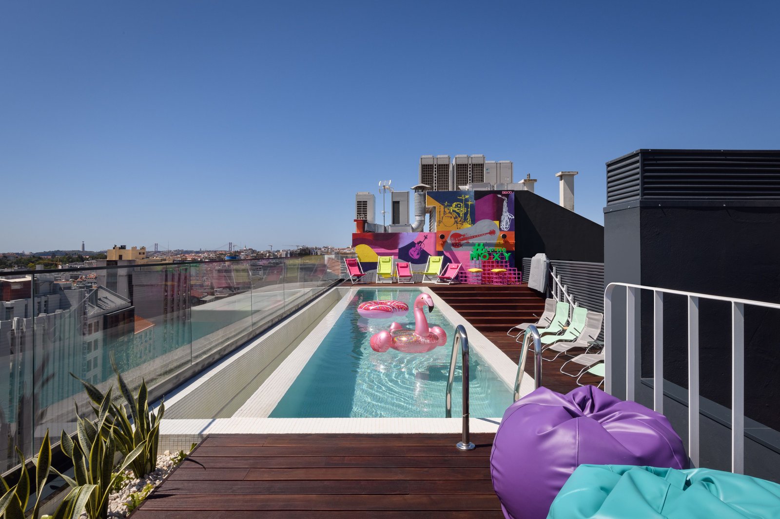 Moxy Lisbon City, the pool