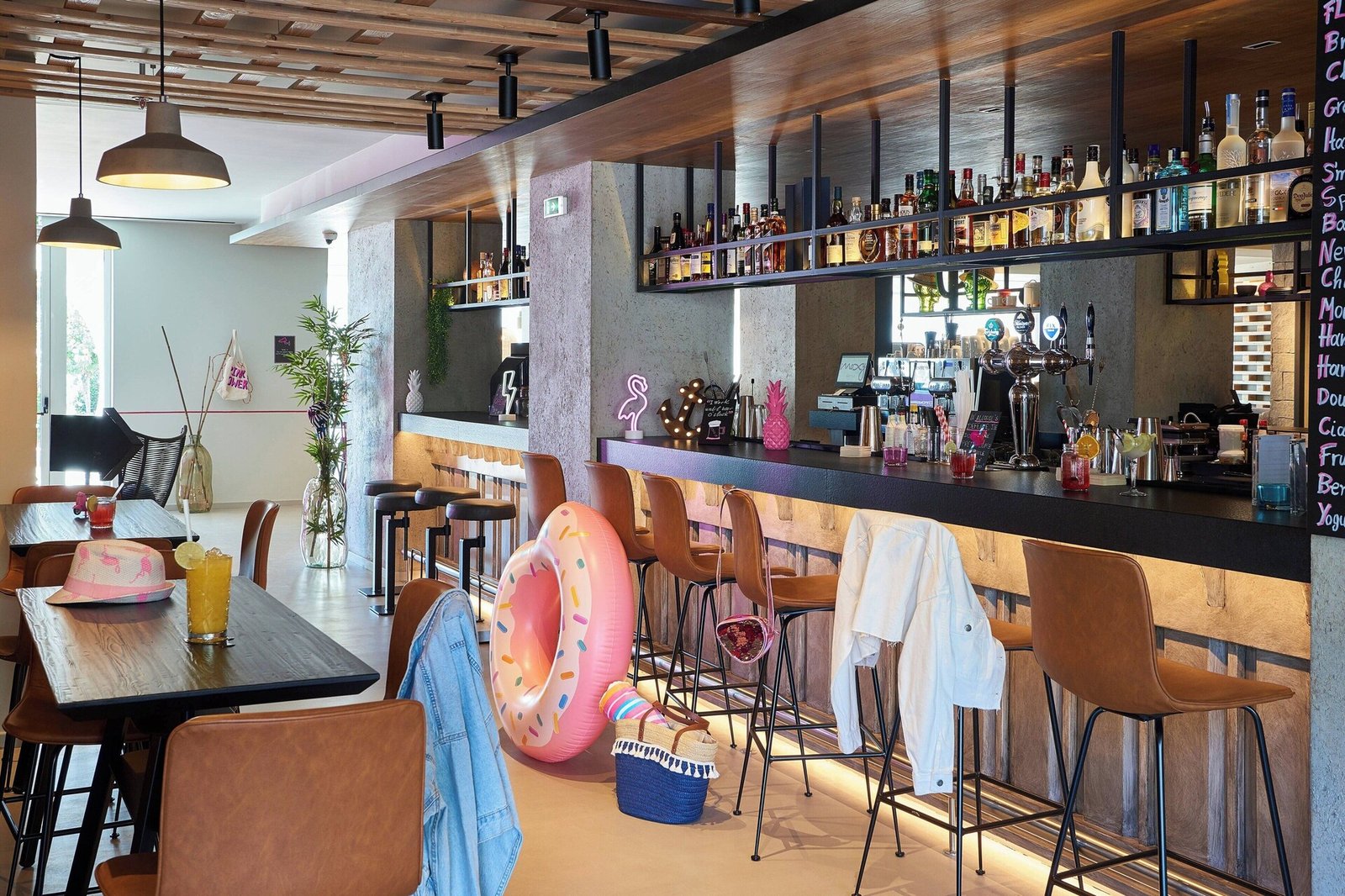 Moxy Patra Marina, lobby bar