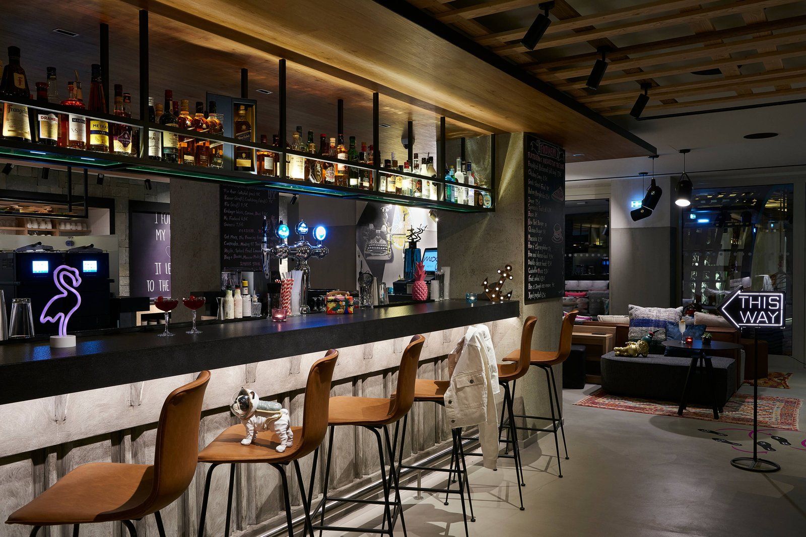 Moxy Patra Marina, lobby bar