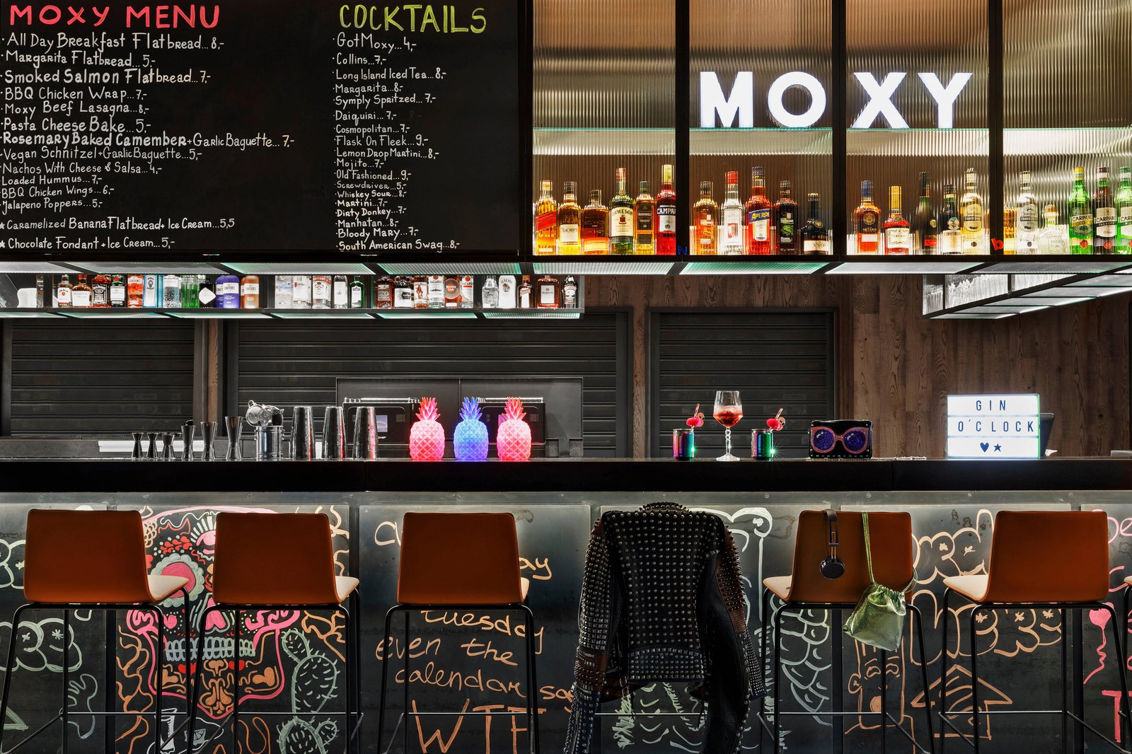 Moxy Kaunas Center, bar moxy