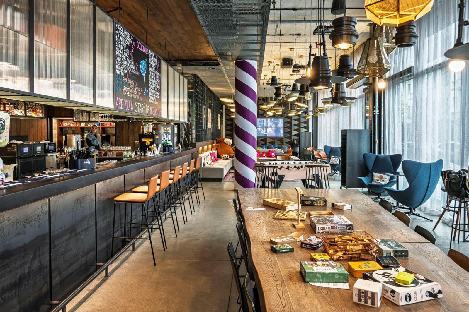 Moxy Kaunas Center, bar moxy