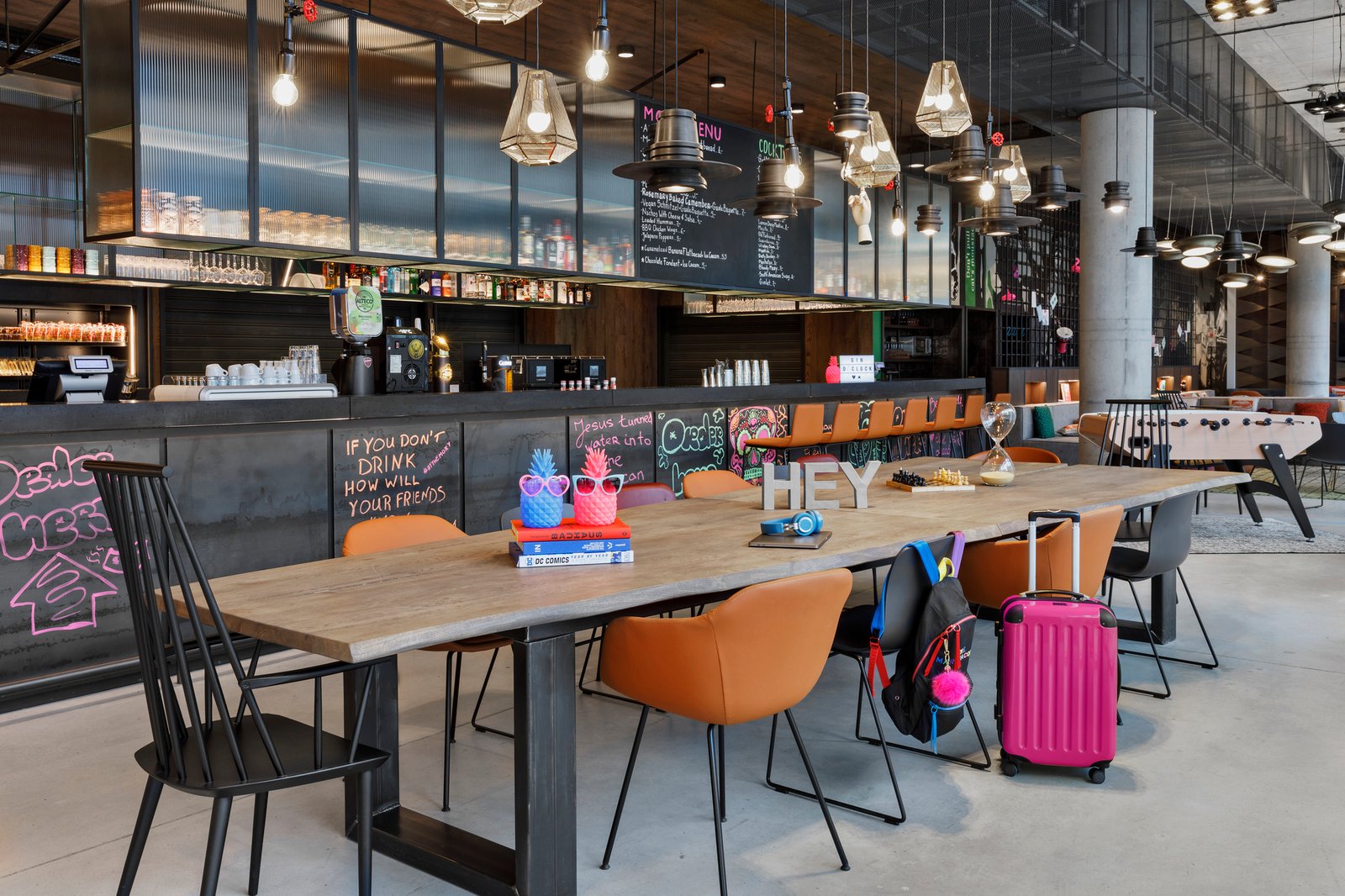 Moxy Kaunas Center, bar moxy