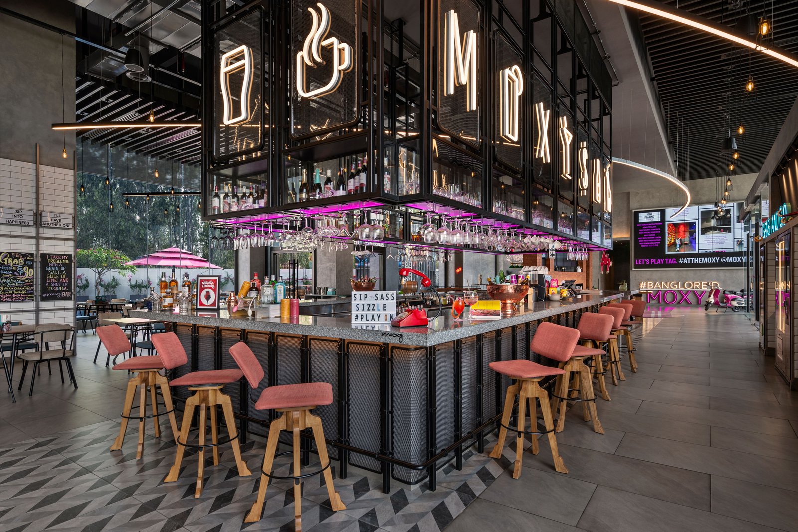 Moxy Bengaluru Airport Prestige Tech Cloud, bar moxy