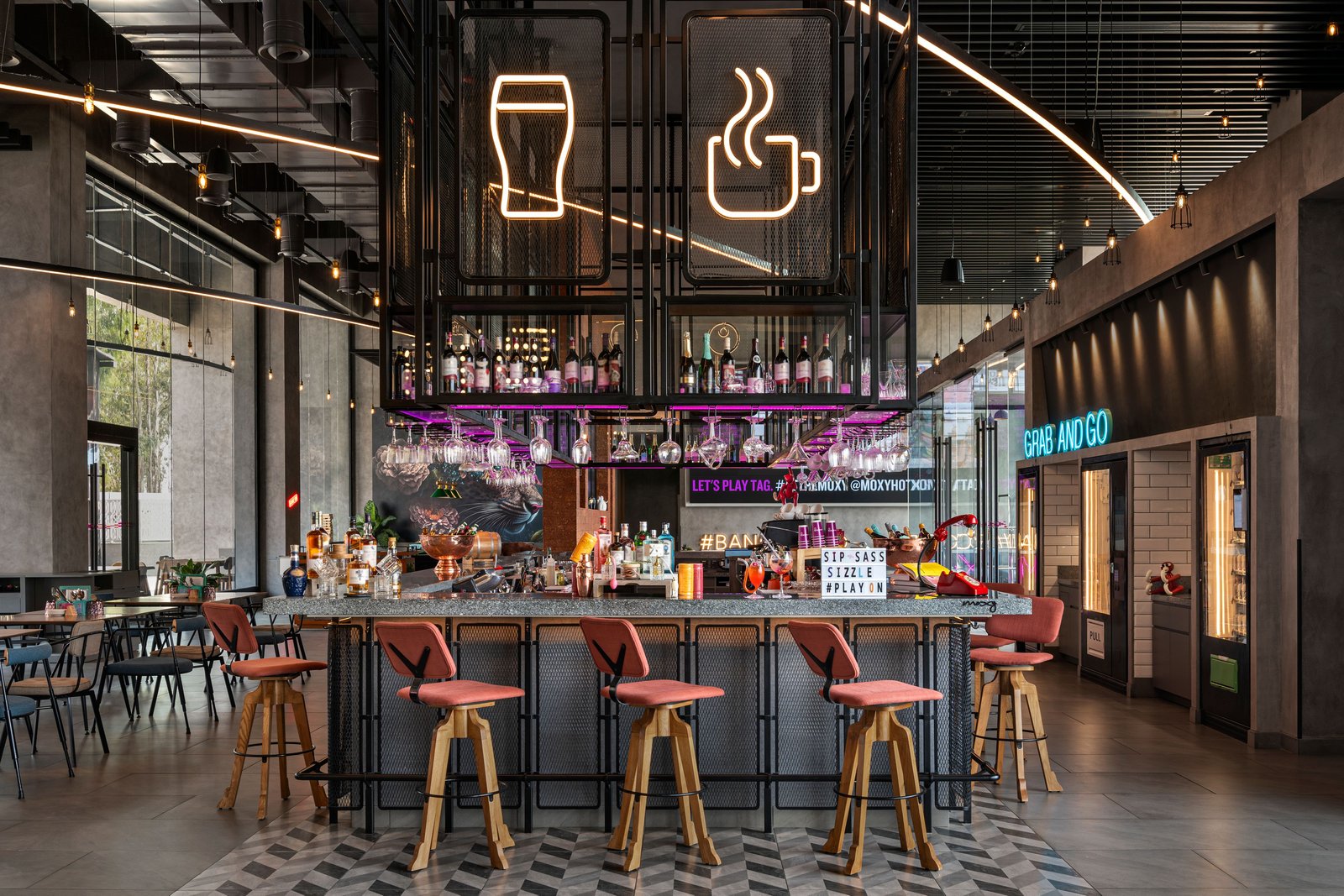 Moxy Bengaluru Airport Prestige Tech Cloud, bar moxy