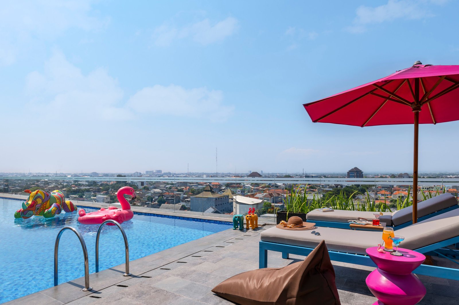 Moxy Solo, the pool