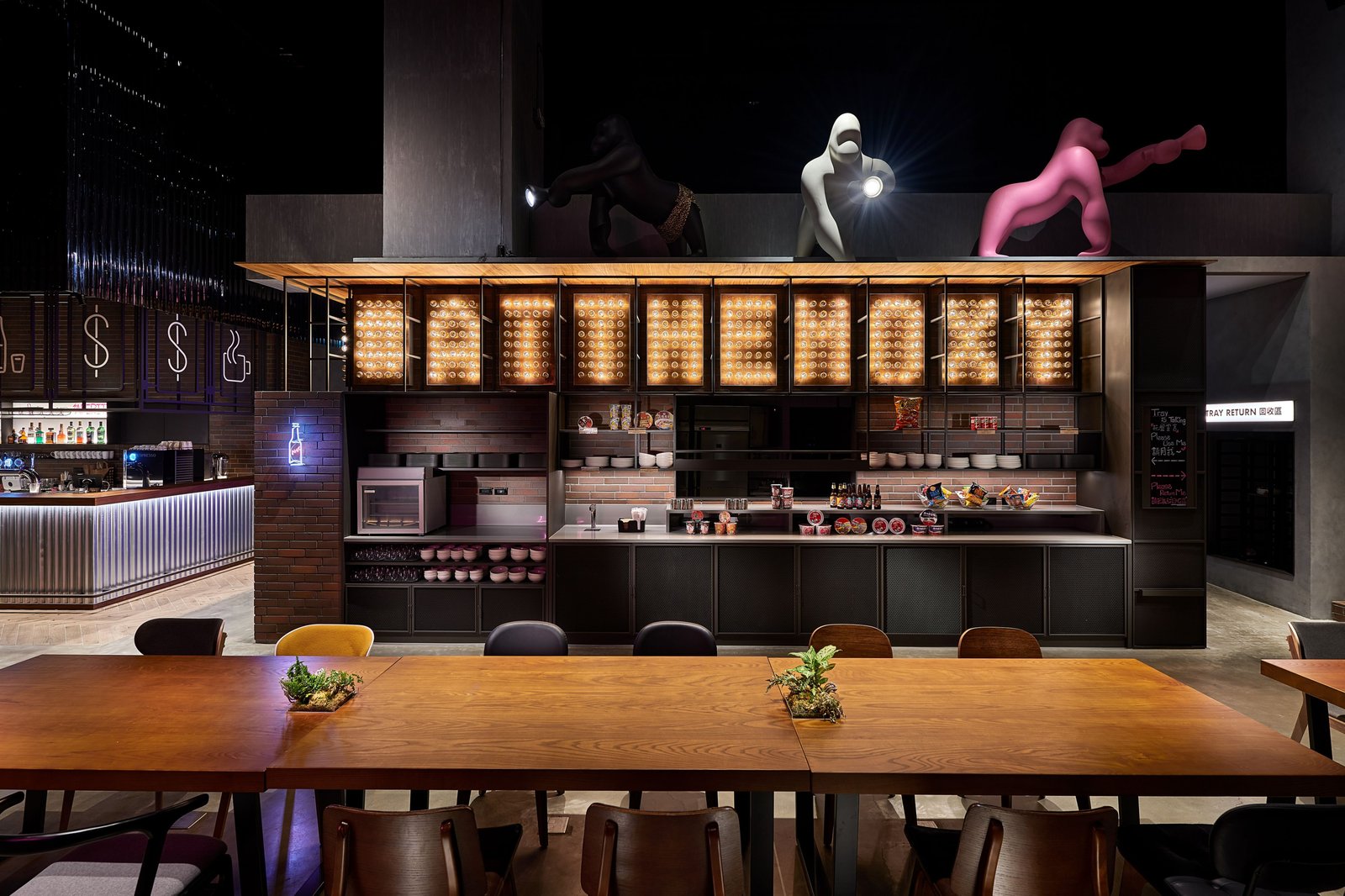 Moxy Taichung, at the table