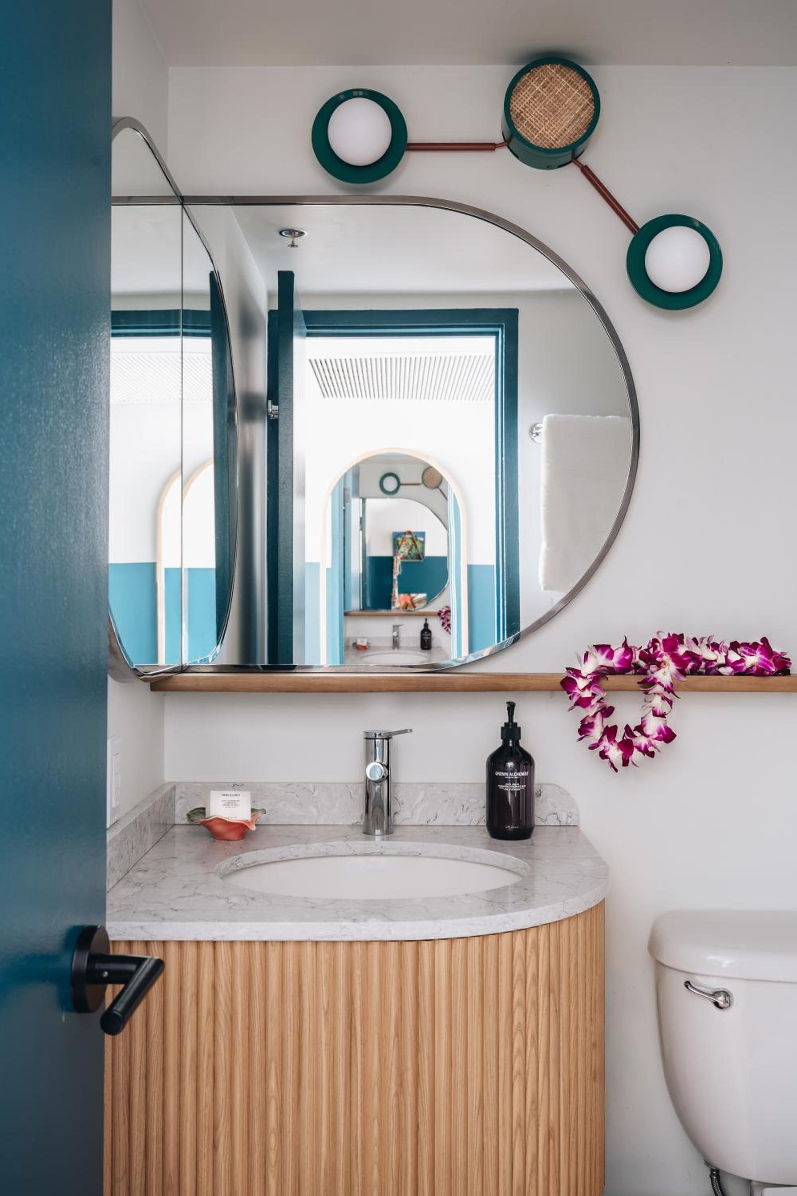 Wayfinder Waikiki — rooms