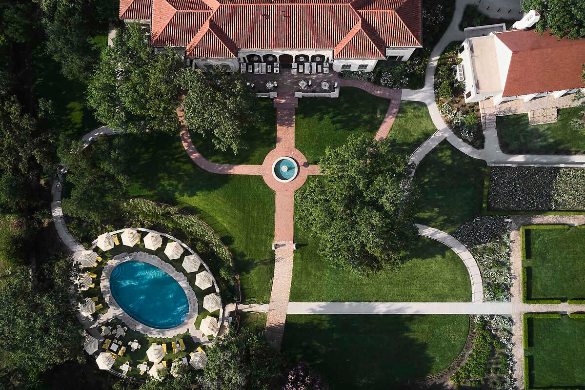 Commodore Perry Estate — vibe
