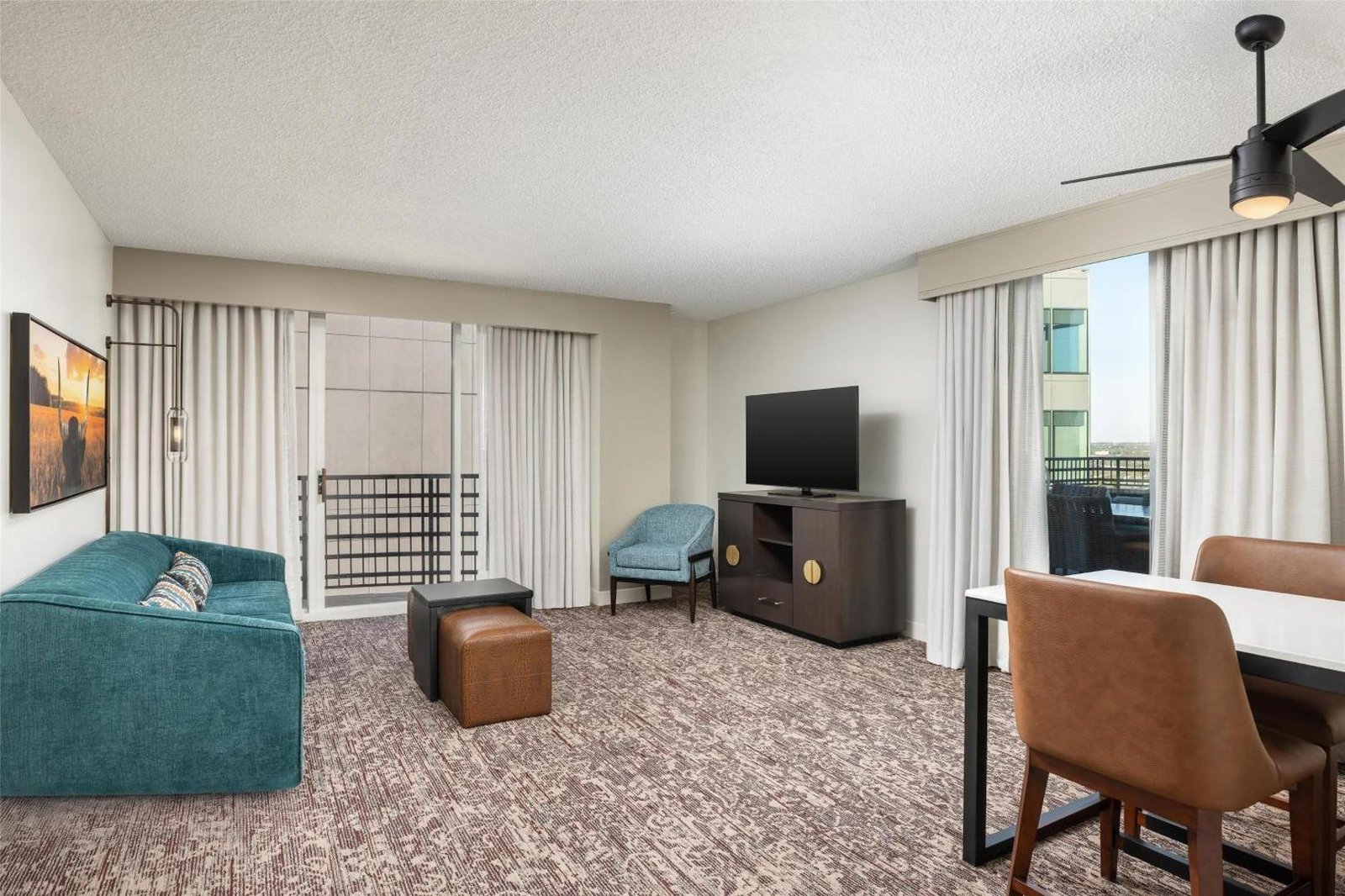 DoubleTree Suites by Hilton Austin Downtown Capitol — rooms