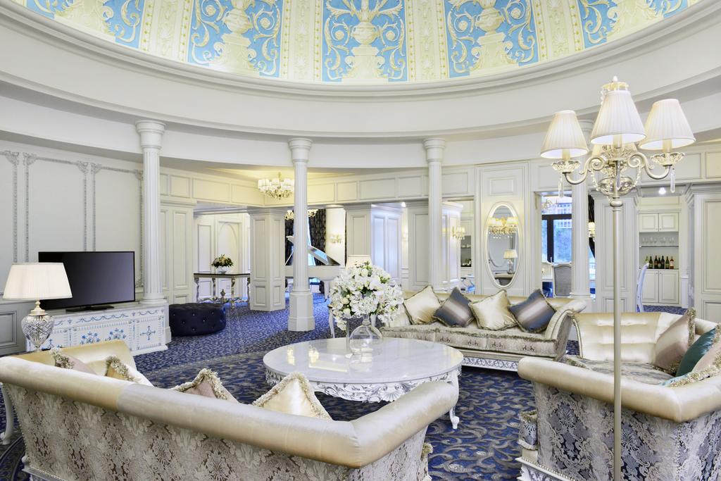 Hotel Ambassadori — vibe