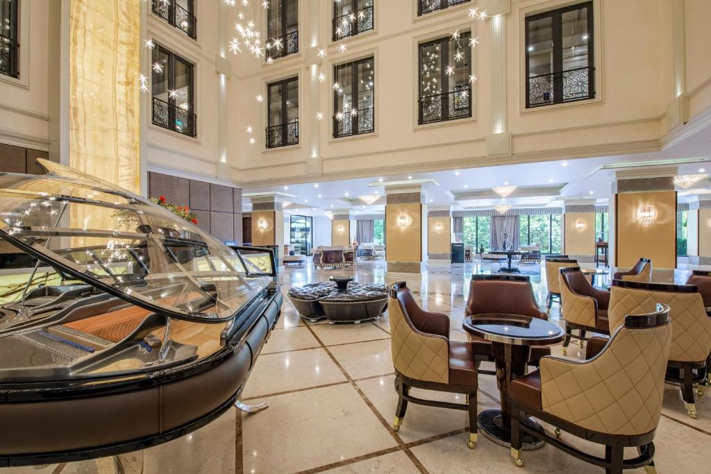 Hotel Ambassadori — vibe