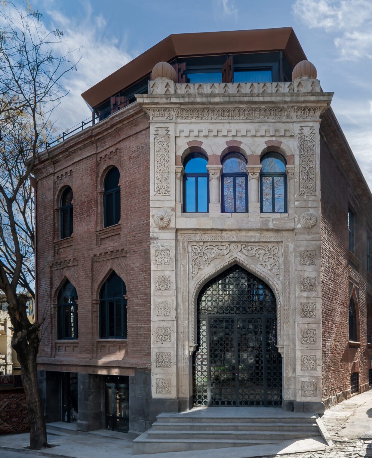 Qarvasla Hotel — backstory