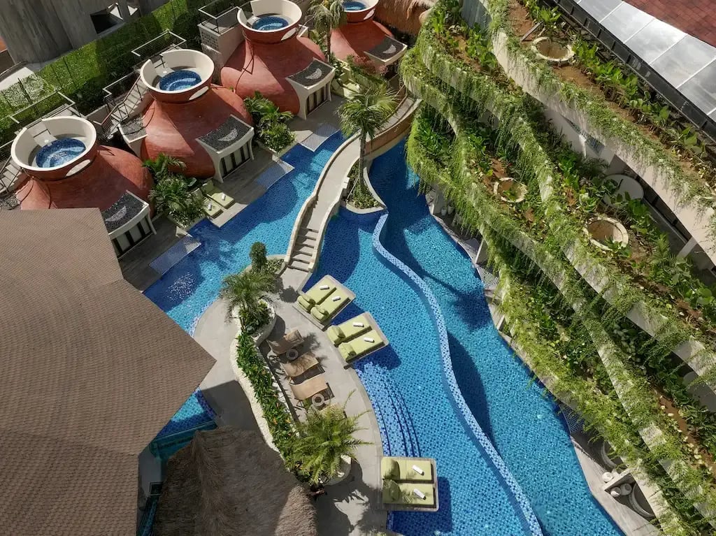 La Mewali Resort, the pool