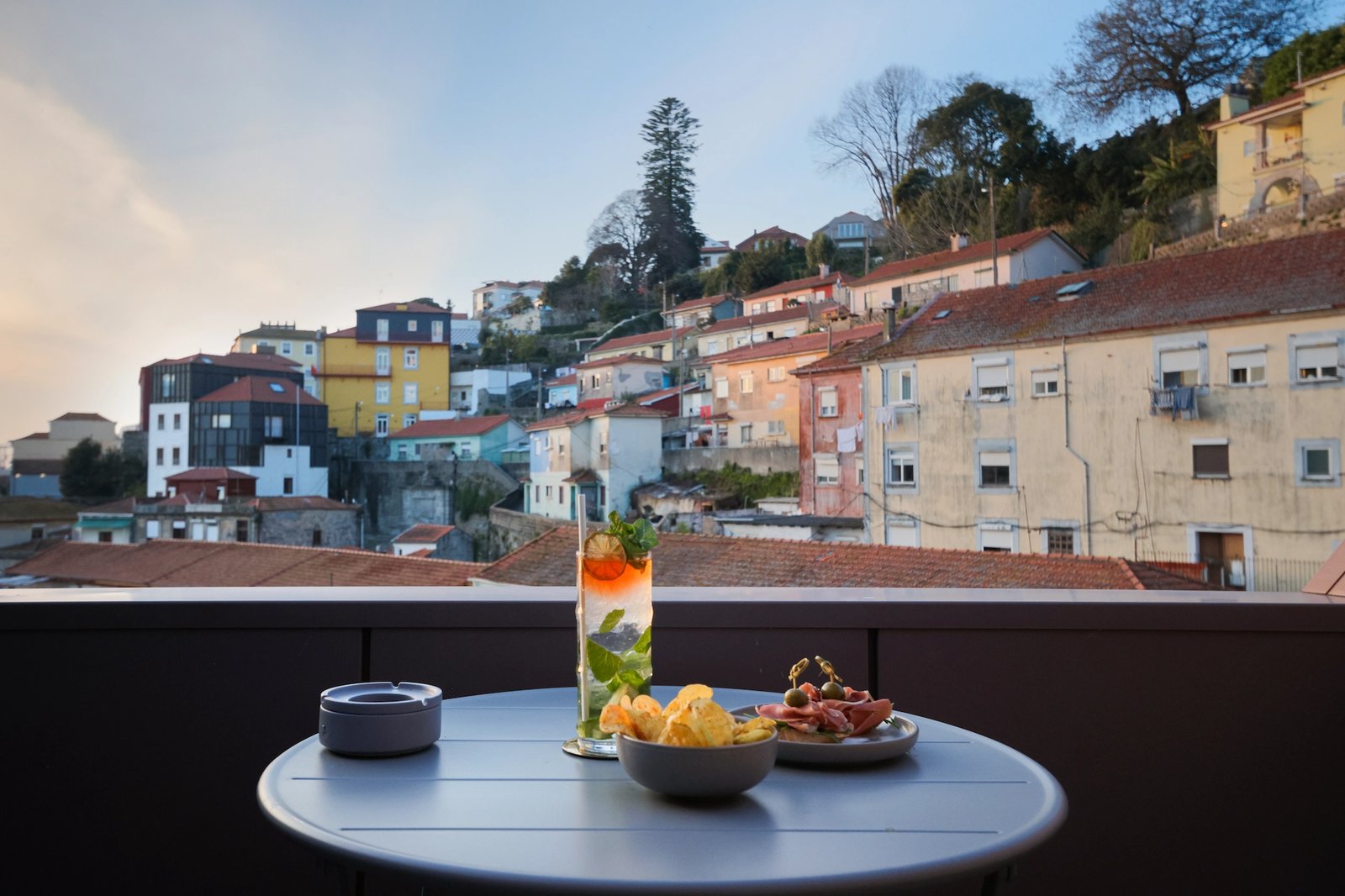 Timbre Virtudes, at the table