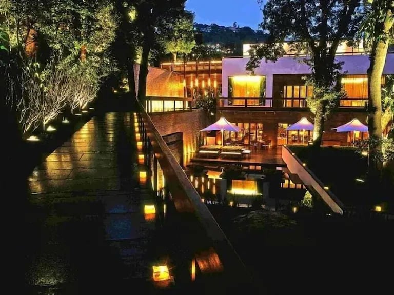 Villa 32 — backstory