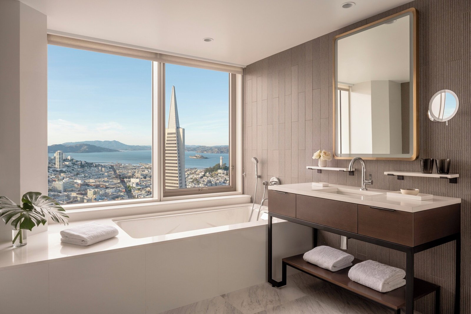 Four Seasons Hotel San Francisco at Embarcadero — rooms