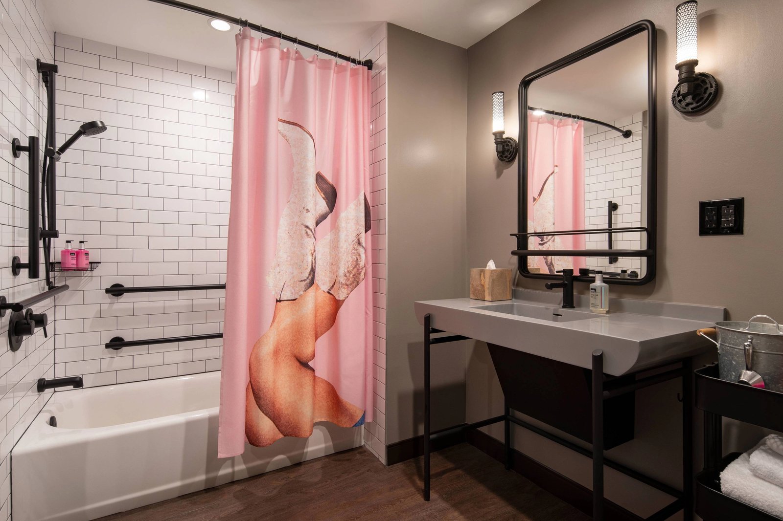 Moxy Austin - University Hotel — rooms