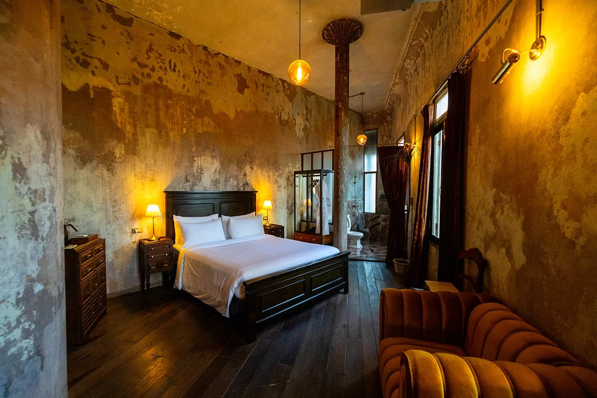 The Mustang Blu — rooms
