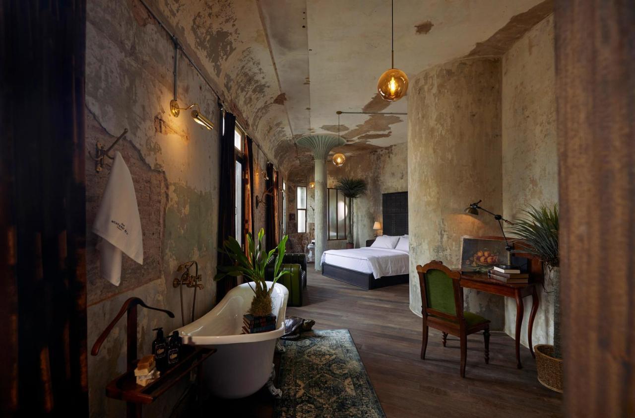 The Mustang Blu — rooms